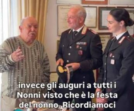 Festa dei nonni, Lino Banfi e i carabinieri contro le truffe: "Chiamate e non vi vergognate" Festa dei nonni, Lino Banfi e i carabinieri contro le truffe: "Chiamate e non vi vergognate"