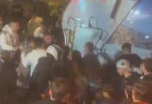 Pestaggio del 50enne a Napoli, nel branco quasi tutti minori: due sono figli di un poliziotto Pestaggio del 50enne a Napoli, nel branco quasi tutti minori: due sono figli di un poliziotto