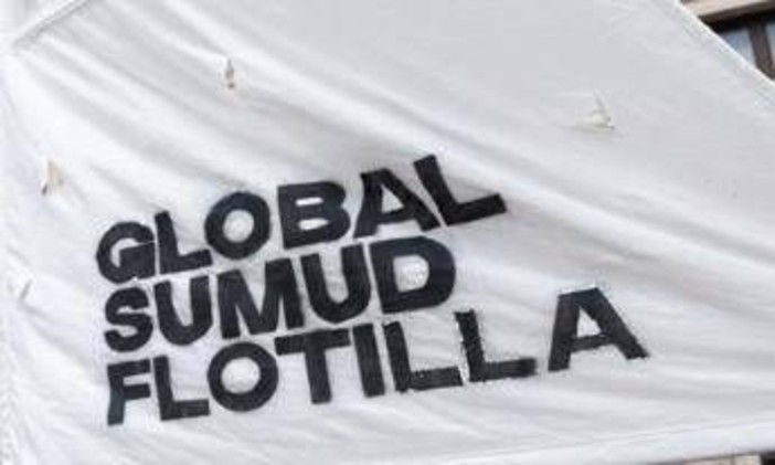 Flotilla, il racconto di un attivista italiano: "Costretti in ginocchio con armi puntate, persone prese a calci" Flotilla, il racconto di un attivista italiano: "Costretti in ginocchio con armi puntate, persone prese a calci"