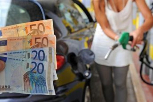 Benzina e diesel, prezzo continua a salire: quanto costano al litro, self e autostrada Benzina e diesel, prezzo continua a salire: quanto costano al litro, self e autostrada