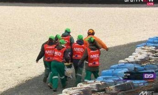 MotoGp, Martin cade e in pista entra la barella: cos'è successo