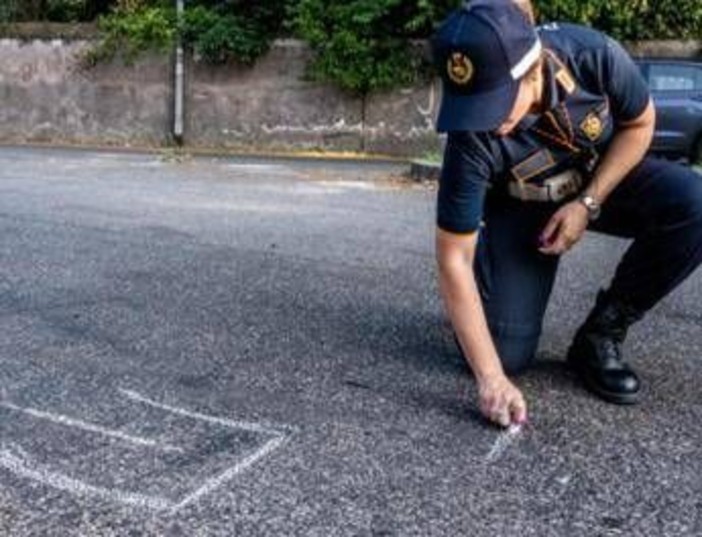 Roma, investe bimbo davanti alla scuola e scappa: 54enne denunciato