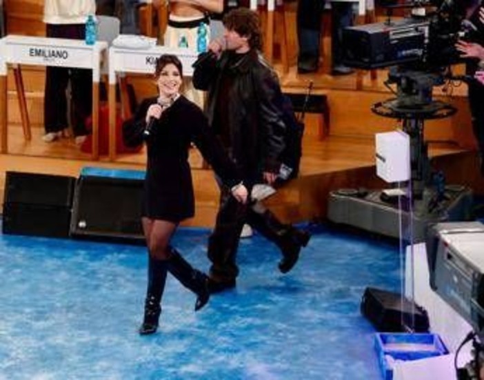 Amici, oggi domenica 8 marzo: Emma e Rkomi ospiti