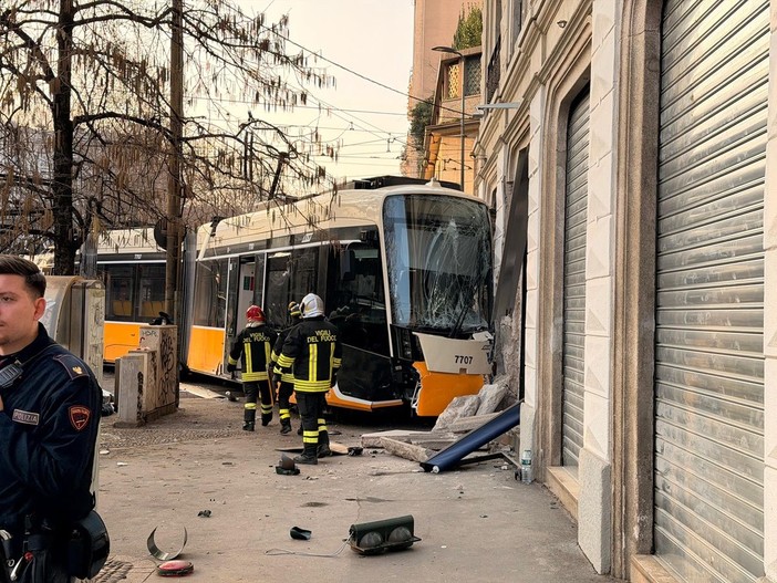 Tram deragliato a Milano. Un morto e 20 feriti