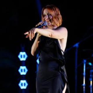 Noemi, paura durante concerto: cade dal palco e finisce in ospedale Noemi, paura durante concerto: cade dal palco e finisce in ospedale