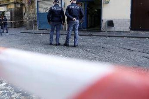 Lite tra ragazzini in centro a Napoli, accoltellato 14enne: 15enne fermato per tantato omicidio