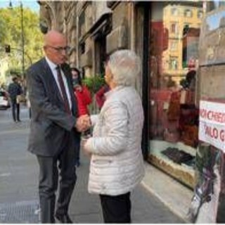 70enne sotto sfratto si 'accampa' a via Arenula, Sisto la incontra: "Verifiche sul caso" 70enne sotto sfratto si 'accampa' a via Arenula, Sisto la incontra: "Verifiche sul caso"