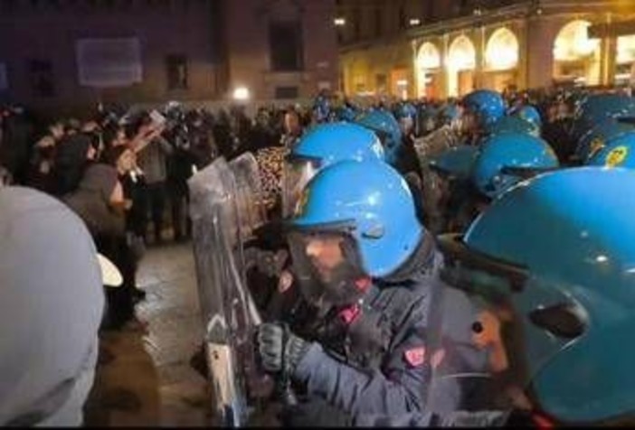 Bologna, tensione durante manifestazione Giovani Palestinesi: idranti e cariche Polizia Bologna, tensione durante manifestazione Giovani Palestinesi: idranti e cariche Polizia
