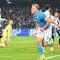 Il Napoli batte 2-1 la Juve e torna in vetta, doppietta di Hojlund