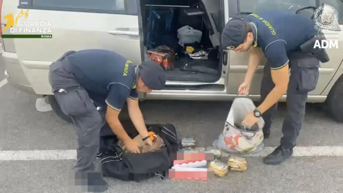 Porto di Civitavecchia, maxi sequestro di tabacco proveniente dall’Algeria