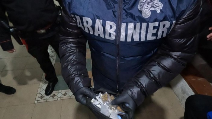 Piazze di spaccio in complesso residenziale nel napoletano, undici arresti