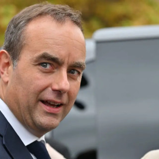 Francia, lascia il primo ministro Lecornu. Macron accetta le dimissioni