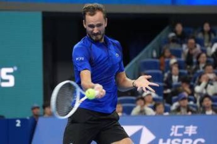 Vienna, Medvedev perde il punto e tira pugni al campo