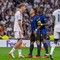 Real Madrid-Inter, Huijsen litiga con Lautaro Martinez e Barella Real Madrid-Inter, Huijsen litiga con Lautaro Martinez e Barella