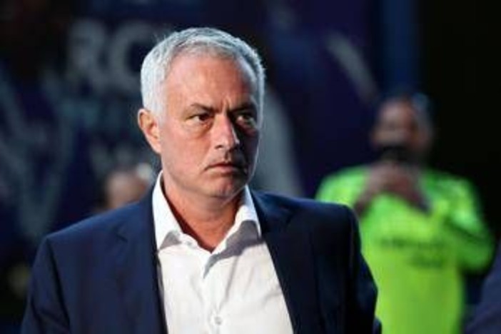 Mourinho, show contro i giornalisti: "Tu quanto guadagni?" Mourinho, show contro i giornalisti: "Tu quanto guadagni?"