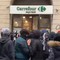 Milano, riparte la guerriglia in centro: giovani sfondano vetrine centro, assaltato Carrefour Milano, riparte la guerriglia in centro: giovani sfondano vetrine centro, assaltato Carrefour