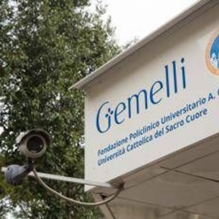 Scontro tra auto e bici alle 2 del mattino, morto un 17enne a Roma Scontro tra auto e bici alle 2 del mattino, morto un 17enne a Roma