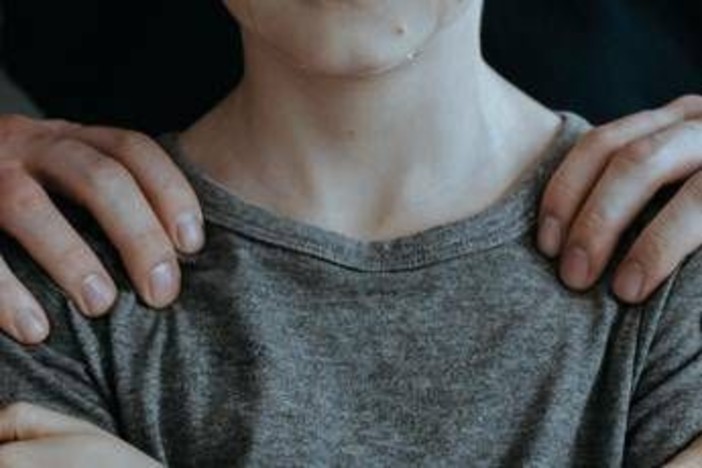 Narcotizza e violenta il figlio 14enne, madre a processo: chiesti 16 anni