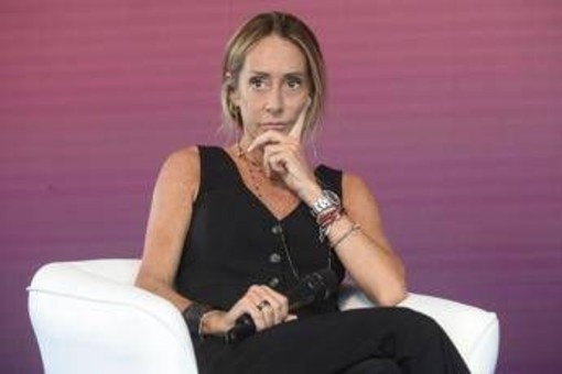 Incidente per Arianna Meloni, polso rotto in vacanza: le foto con il gesso