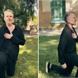 Miguel Bosé in ginocchio sui social: il video con la scritta 'I can’t breathe' dedicato a Henry Nowak