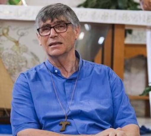 Napoli, minaccia a don Maurizio Patriciello durante la messa a Caivano Napoli, minaccia a don Maurizio Patriciello durante la messa a Caivano