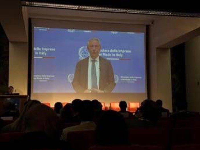 Food, Urso (Mimit): "Ristorazione in catena è 10% del mercato dei consumi" Food, Urso (Mimit): "Ristorazione in catena è 10% del mercato dei consumi"