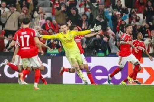 Champions, Benfica qualificato allo scadere con gol del portiere. Mourinho-show in panchina Champions, Benfica qualificato allo scadere con gol del portiere. Mourinho-show in panchina