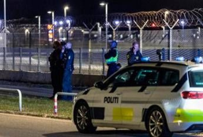 Droni avvistati negli aeroporti di Copenaghen e Oslo, scali chiusi e poi riaperti dopo ore. Zelensky: "E' stata la Russia" Droni avvistati negli aeroporti di Copenaghen e Oslo, scali chiusi e poi riaperti dopo ore. Zelensky: "E' stata la Russia"