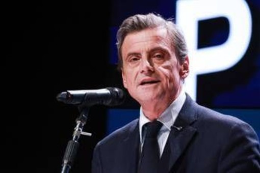 Calenda cancella ChatGPT: "Scelta politica, è dalla parte di Trump"