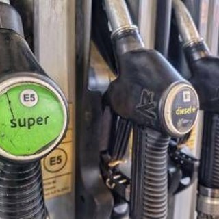 Carburanti, caos su prezzi alla pompa: calo per benzina e diesel, sale il gasolio Carburanti, caos su prezzi alla pompa: calo per benzina e diesel, sale il gasolio