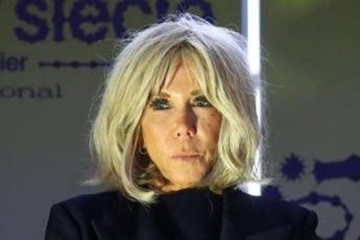 Fake news sul sesso di Brigitte Macron, 10 condannati per cyberbullismo Fake news sul sesso di Brigitte Macron, 10 condannati per cyberbullismo