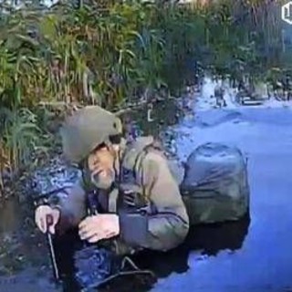 Ucraina-Russia, la foto del soldato col bastone: "Putin manda anziani in guerra" Ucraina-Russia, la foto del soldato col bastone: "Putin manda anziani in guerra"