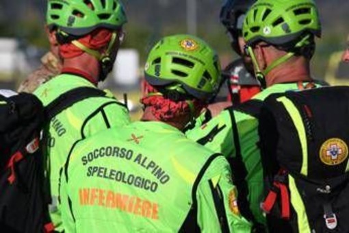 Urzulei, speleologo bloccato in una grotta dopo una frana: soccorsi in azione