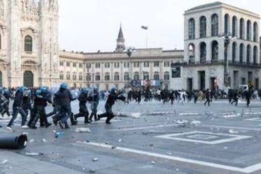 Guerriglia a Milano, Gip dopo gli scontri: "Social possibile detonatore esponenziale di violenza"