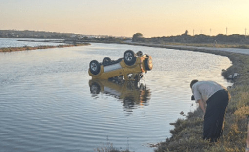 Auto si ribalta e si inabissa in un canale a Formentera: carabinieri in vacanza salvano 30enne che stava per annegare Auto si ribalta e si inabissa in un canale a Formentera: carabinieri in vacanza salvano 30enne che stava per annegare
