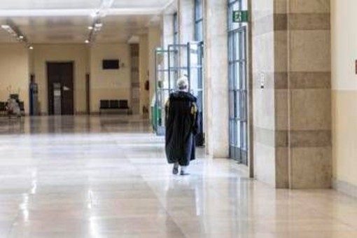 Lascia al nipote preferito un'eredità di 800mila euro ma gli altri non ci stanno: "Non vedeva bene, è stata guidata" Lascia al nipote preferito un'eredità di 800mila euro ma gli altri non ci stanno: "Non vedeva bene, è stata guidata"