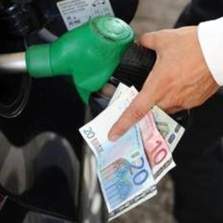 Carburanti, prosegue rialzo prezzi: nuovi aumenti per benzina e diesel