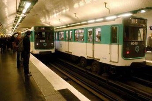 Tre donne accoltellate sulla metro di Parigi. Arrestato l'aggressore
