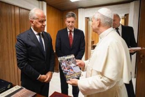 Piantedosi e Pisani dal Papa, in dono lo speciale di Polizia Moderna sul Giubileo