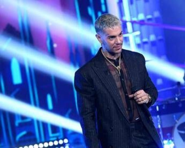 Emis Killa fa una donazione a una bimba malata ma è una truffa: "State attenti" Emis Killa fa una donazione a una bimba malata ma è una truffa: "State attenti"