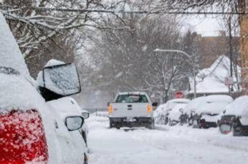 Camionista ignora segnali, segue Gps e rimane bloccato nella neve: niente cenone di Natale Camionista ignora segnali, segue Gps e rimane bloccato nella neve: niente cenone di Natale