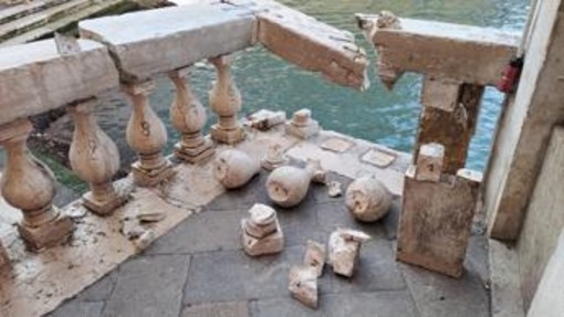 Venezia, via al restauro finale balaustra Ponte di Rialto: fu danneggiata da barcone rubato
