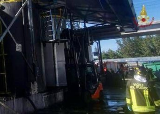 Esplosione in azienda a Marcianise, morti tre operai Esplosione in azienda a Marcianise, morti tre operai