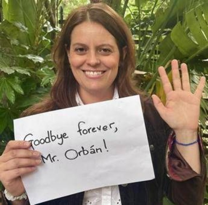 Ungheria, Orban perde le elezioni e Ilaria Salis festeggia: "Addio"