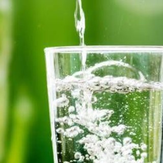 Acqua frizzante per dimagrire? Può funzionare ma non è per tutti: i rischi