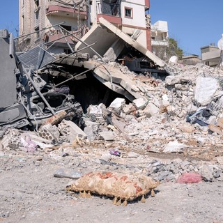 Terremoto e raid americani, notte da incubo per l’iran