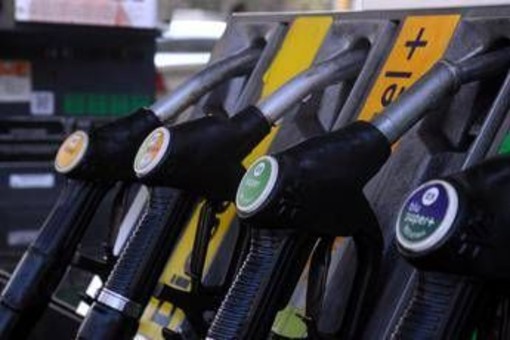 Caro carburanti non si ferma, media gasolio sopra picco del 19 marzo: prezzi benzina e diesel Caro carburanti non si ferma, media gasolio sopra picco del 19 marzo: prezzi benzina e diesel