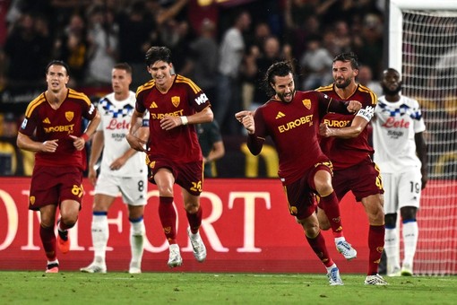 Roma rimonta l’Atalanta nel finale: 2-1 e vetta con l’Inter Roma rimonta l’Atalanta nel finale: 2-1 e vetta con l’Inter
