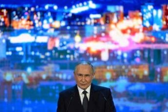 Ucraina, Ue adotta nuove sanzioni su Russia. 007 Gb: "Pace? Putin ci prende in giro"