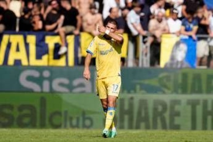 Frosinone-Como 2-0, gialloblù quinti a sorpresa. Il Parma batte il Genoa, prima vittoria per Cuesta